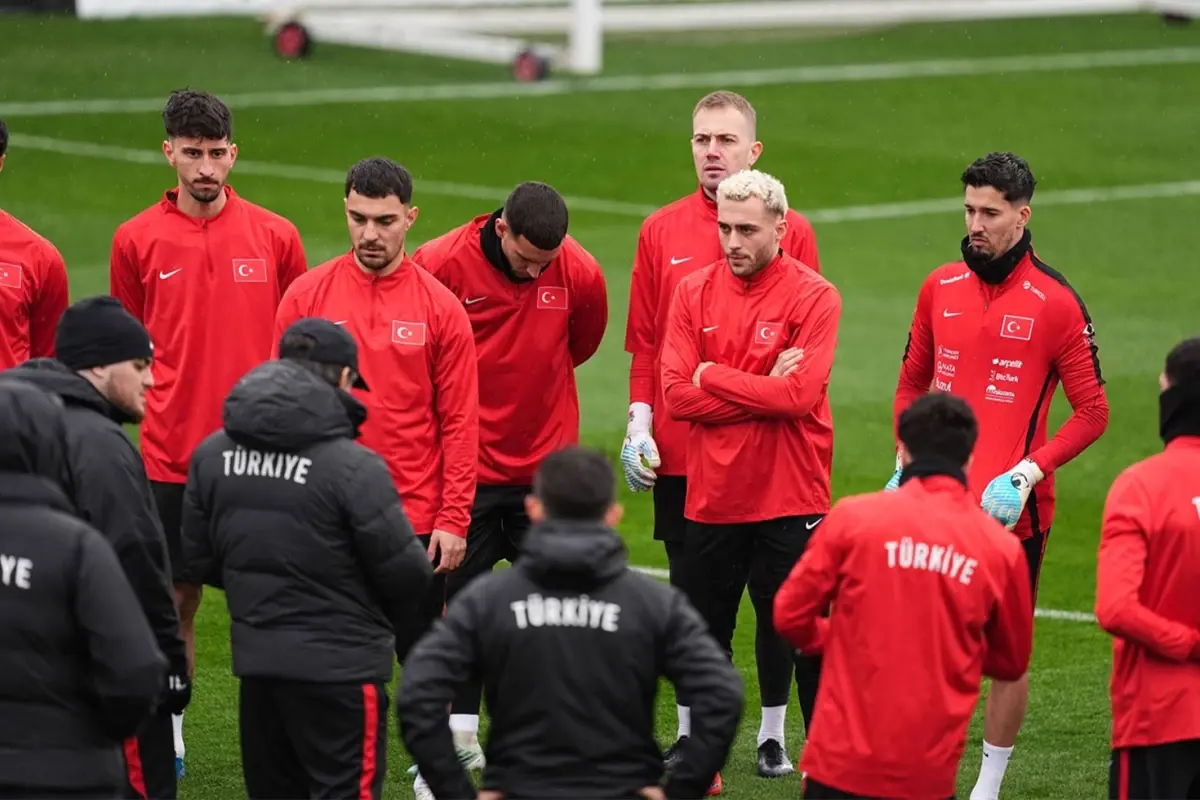 Zeki Çelik Takıma Döndü: Montella Kosova Maçında İlk 11'de Değişiklik Yapıyor