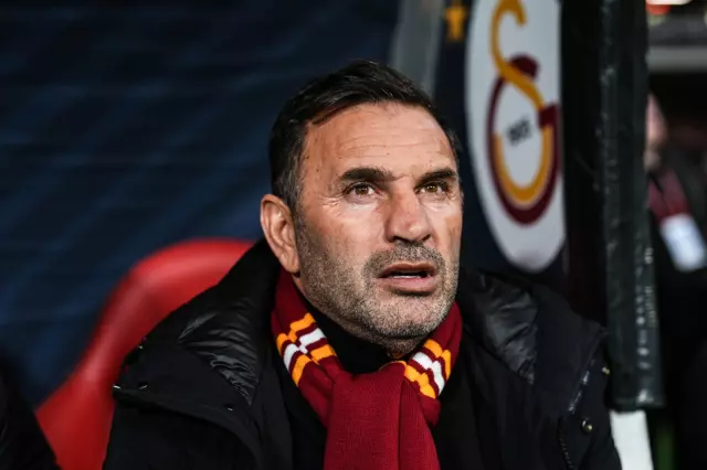 Okan Buruk antrenman sırasında