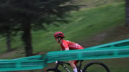 Seçmelerde yarışan bisikletçiler