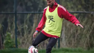 Hatayspor oyuncuları yağmur altında antrenman yapıyor
