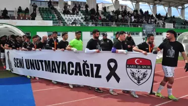 Anma töreninde çiçek takdimi