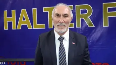 Ünye'de genç kızlar halter yaparken