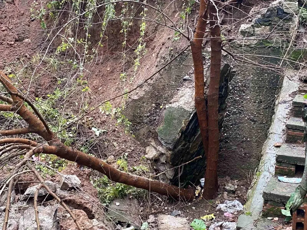 Bursa Osmangazi'de Şiddetli Yağış Sonrası İstinat Duvarı Çöktü