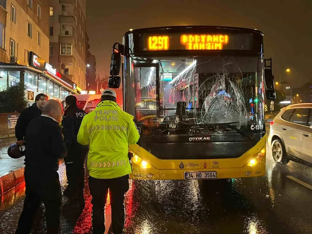 Üsküdar’da Kırmızı Işıkta Yaya ile Otobüs Çarpıştı: Sürücü ve Yolcu Açıklamalı