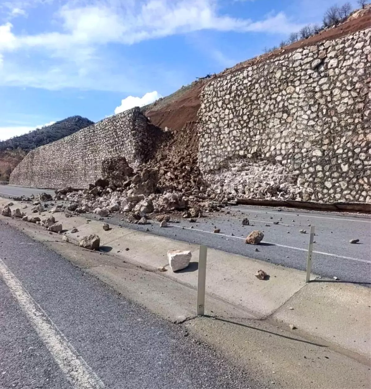 Yoğun Yağışların Ardından Kahta’da İstinat Duvarı Çöktü