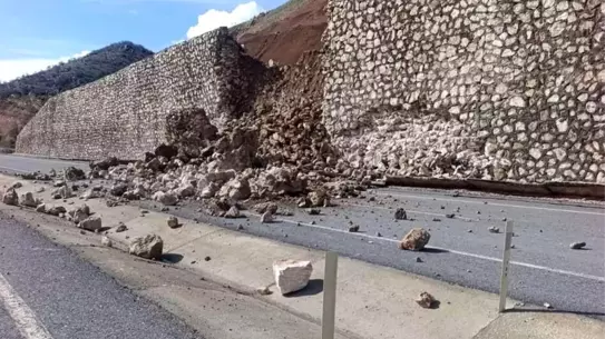 Yoğun Yağışların Ardından Kahta’da İstinat Duvarı Çöktü