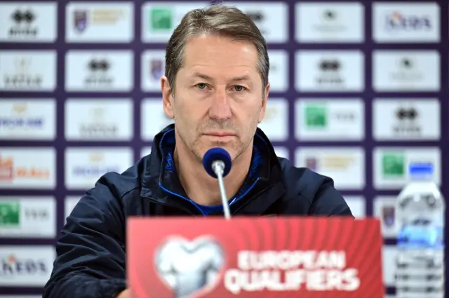 Franco Foda maç öncesi analiz yapıyor