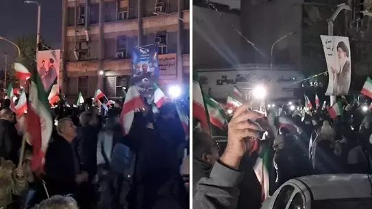 Tahran’da karanlık sokaklarda yürüyen kalabalık