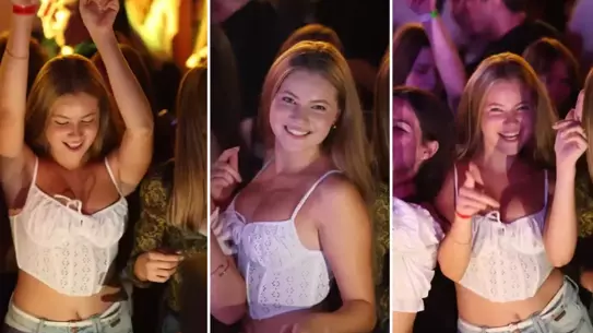 Gece kulübünde dans eden gençler