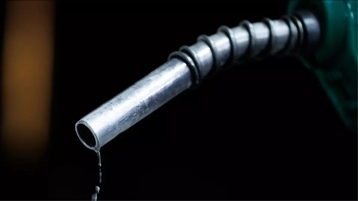 Avustralya, Orta Doğu Gerginliğine Tepki Olarak Yakıt Vergisini Yarıya İndiriyor