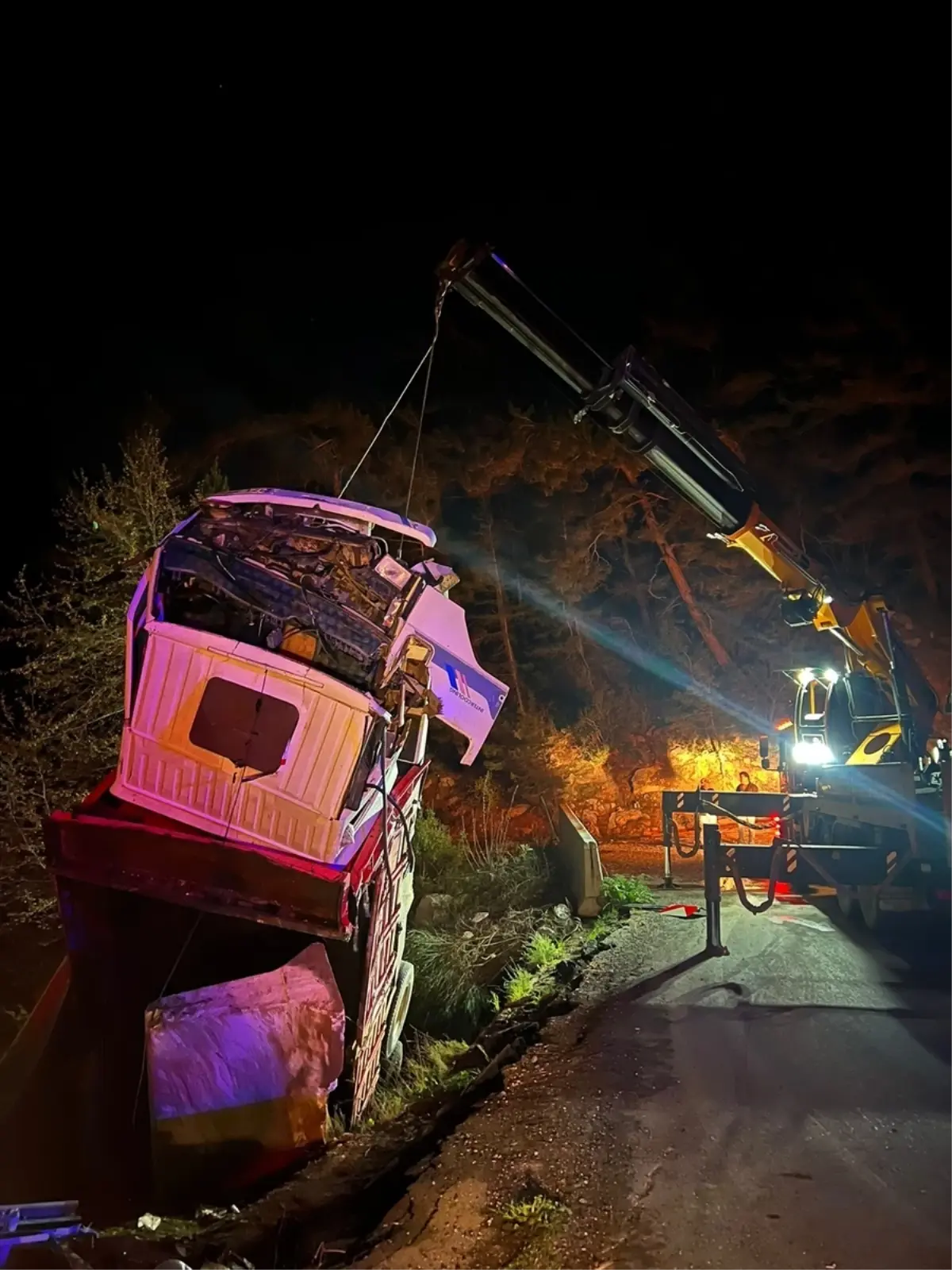 Alanya’da Şarampole Çarpan Kamyon Kazasında 1 Kişi Hayatını Kaybetti
