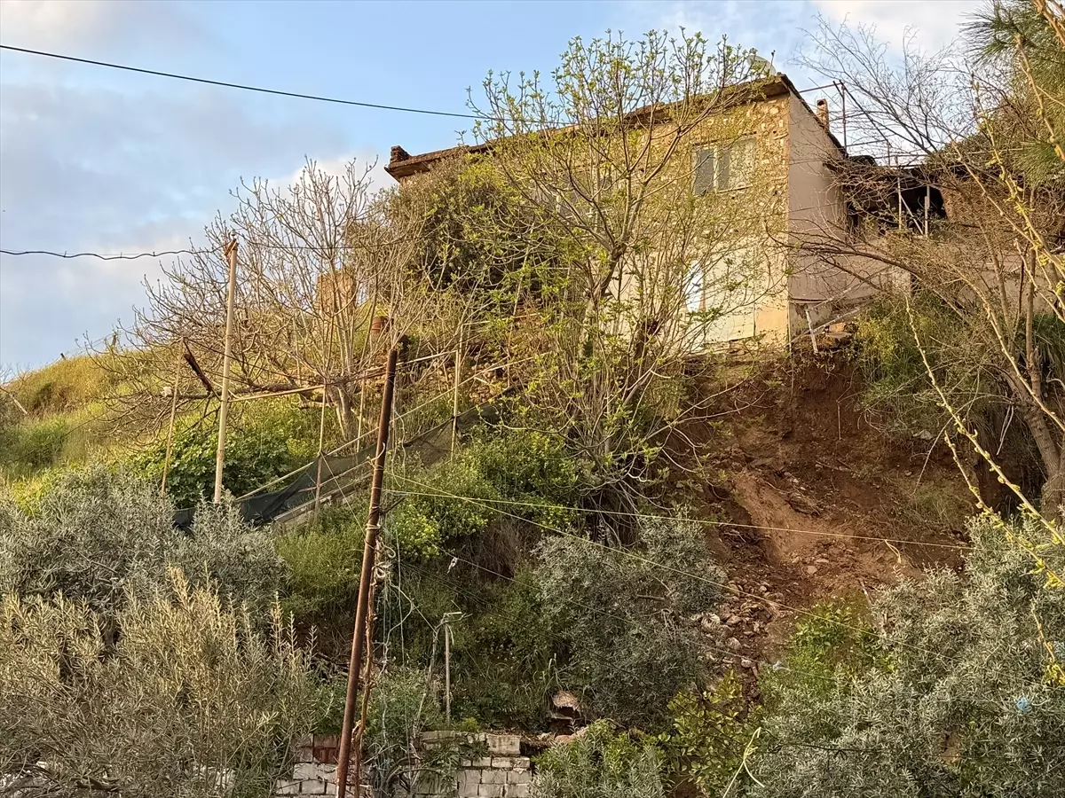 Aydın Efeler'de Şiddetli Sağanak Sonrası Toprak Kayması: 3 Ev Tahliye Edildi