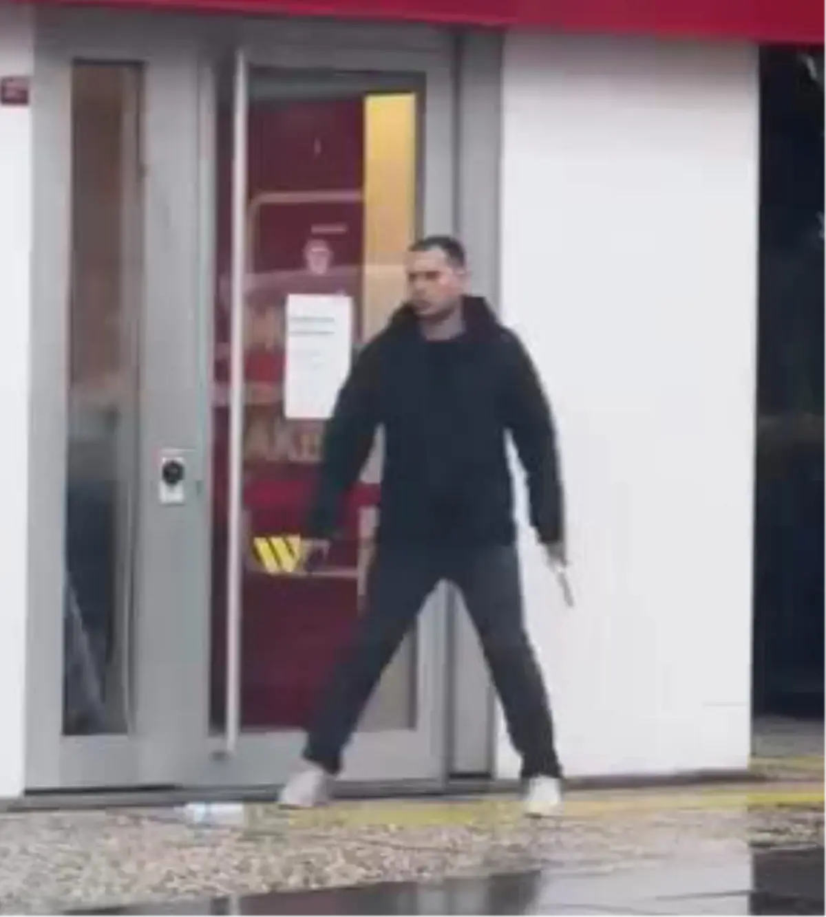 Beşiktaş’ta Silahlı Saldırgan, Eski Banka Müdürünü Rehin Alıp Kaçtı: Olayın Detayları