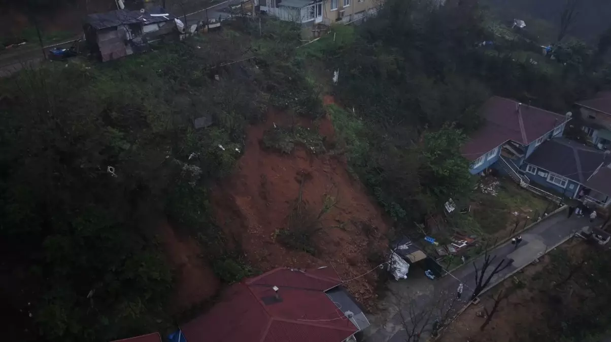 Beykoz’da Şiddetli Yağmur Sonrası Toprak Kayması Ev ve Araçları Zarar Verdi