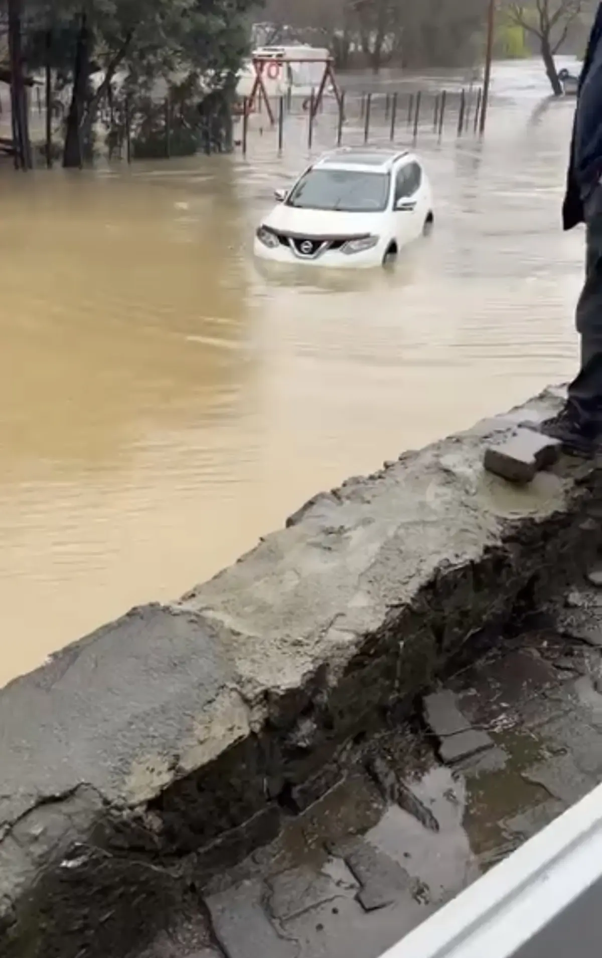Beykoz’da Şiddetli Yağışlar Trafiği Felç Etti, Sular Sokakları Göle Dönüştürdü