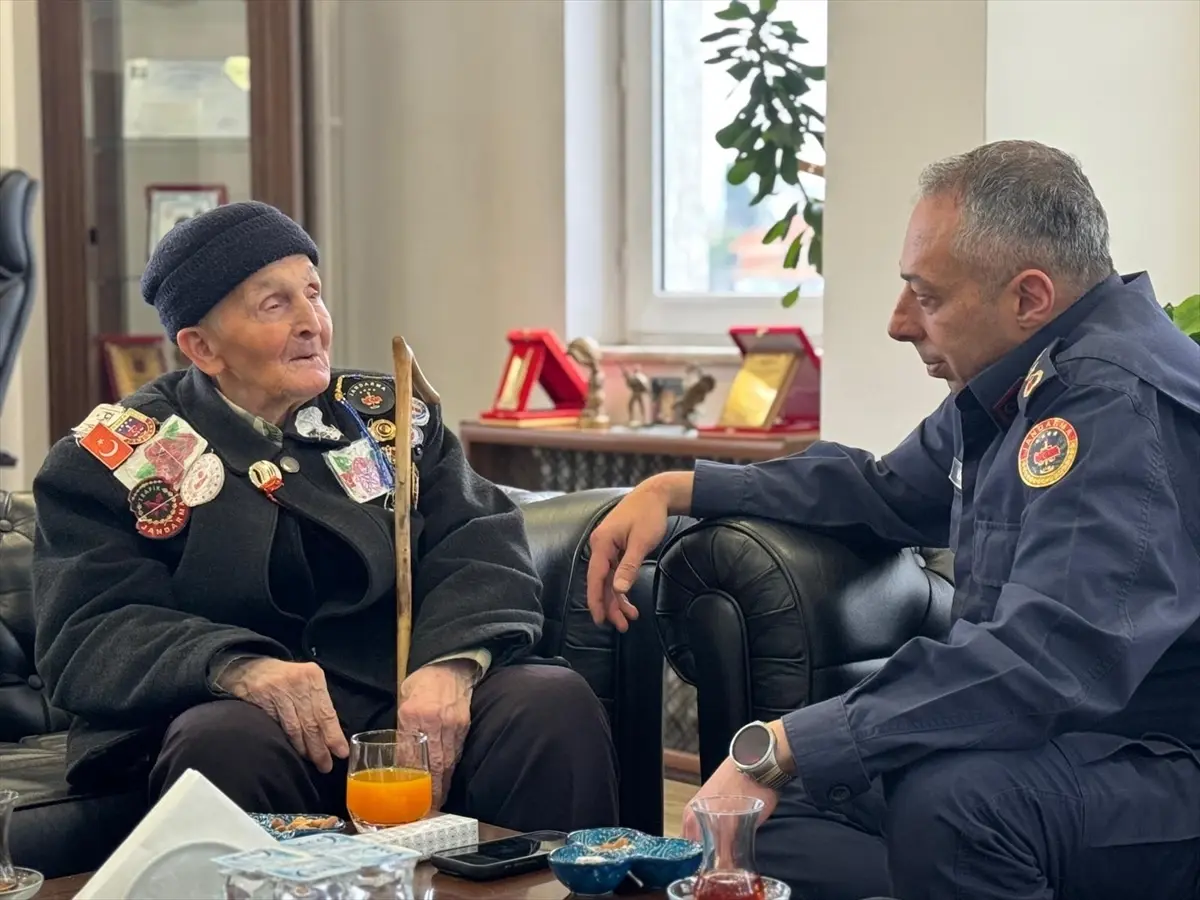 Bilecik Jandarma Komutanı Ali Vanlı, 91 Yaşındaki Şehit Babasını Misafir Etti