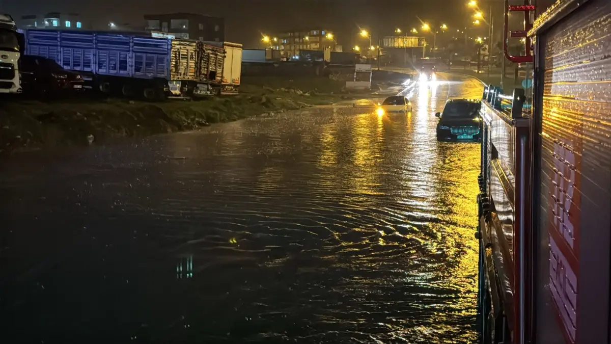 Cizre'de Şiddetli Sağanak Yağışlar Trafiği Felç Etti, Su Baskınları Mahsurları Zor Duruma Soktu