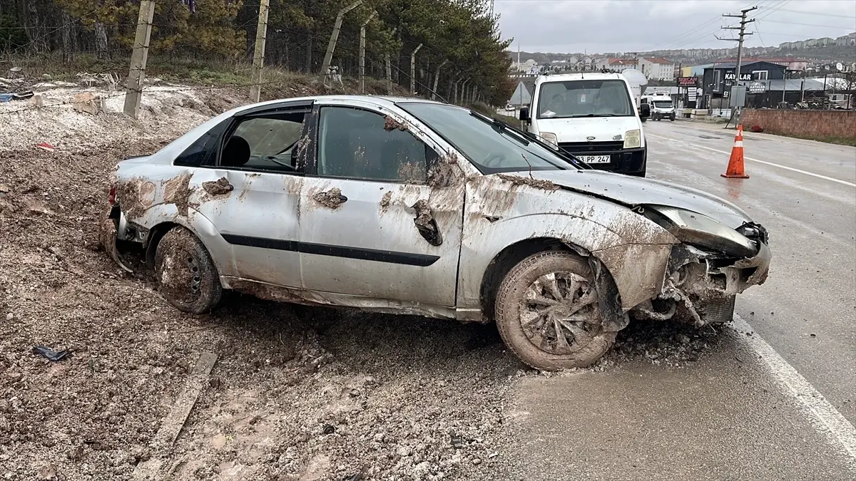 Yağışlı Havada Kontrol Kaybı: Eskişehir'de Şarampole Çarpan Araç 3 Yaralı Bıraktı