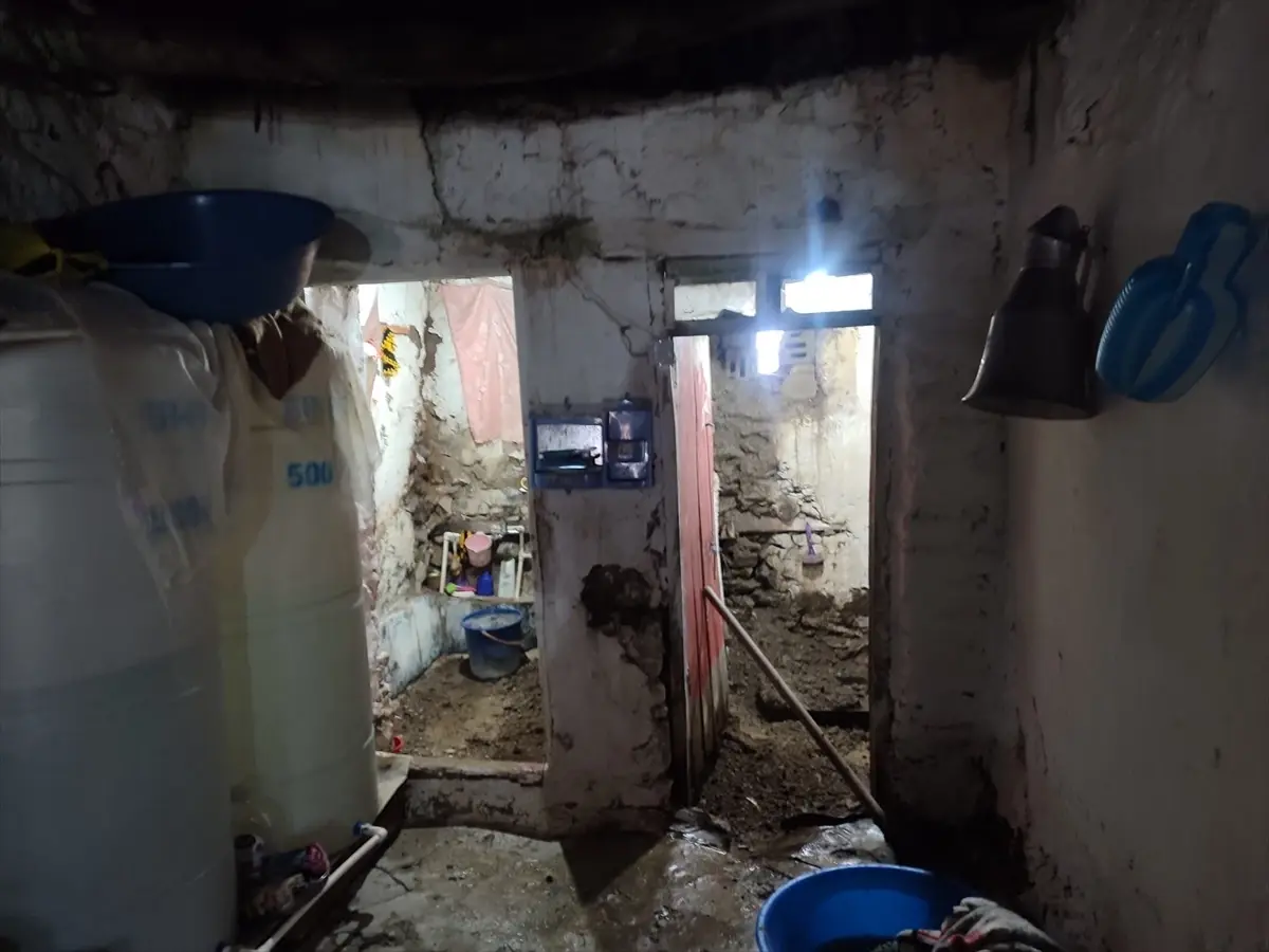 Şiddetli Kar Yağışı Hakkari'de Evleri Zarar Görmeye Zorladı