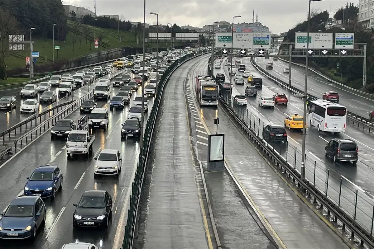 Yağışlı Akşamda İstanbul Trafiği %78 Yoğunluğa Ulaştı