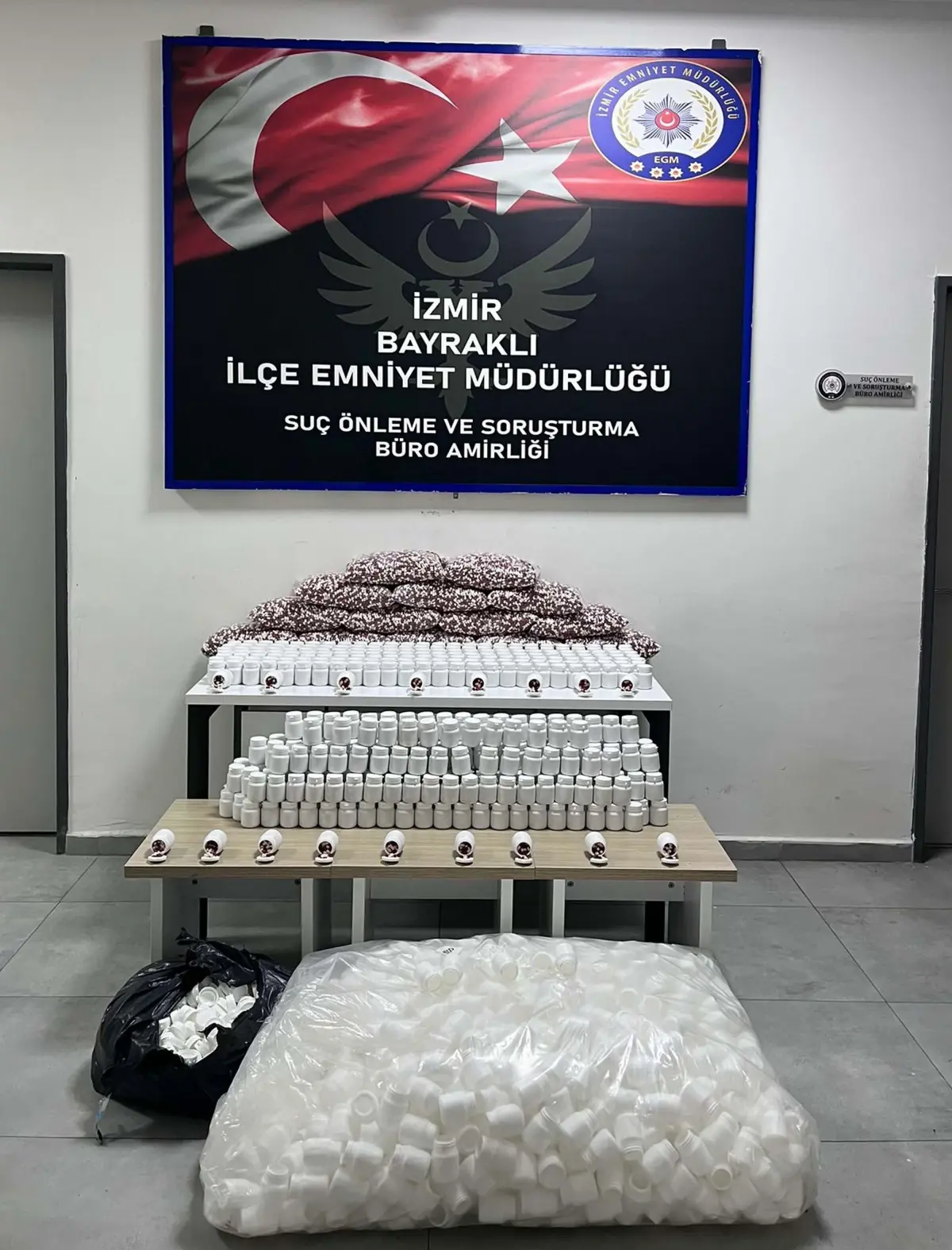 İzmir Bayraklı'da 80 Bin 685 Sentetik Hapla Büyük Uyuşturucu Operasyonu