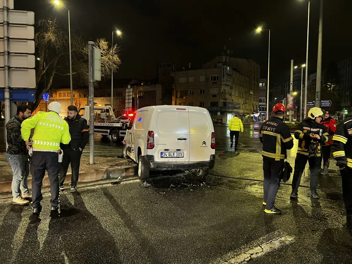 Kayseri Kocasinan’da Çarpışma: İki Sürücü Hastaneye Kaldırıldı