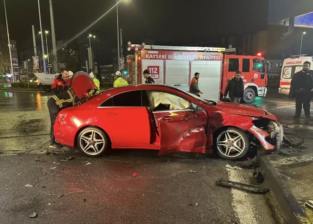 Kocasinan’da Çarpışma: İki Sürücü Hastaneye Kaldırıldı