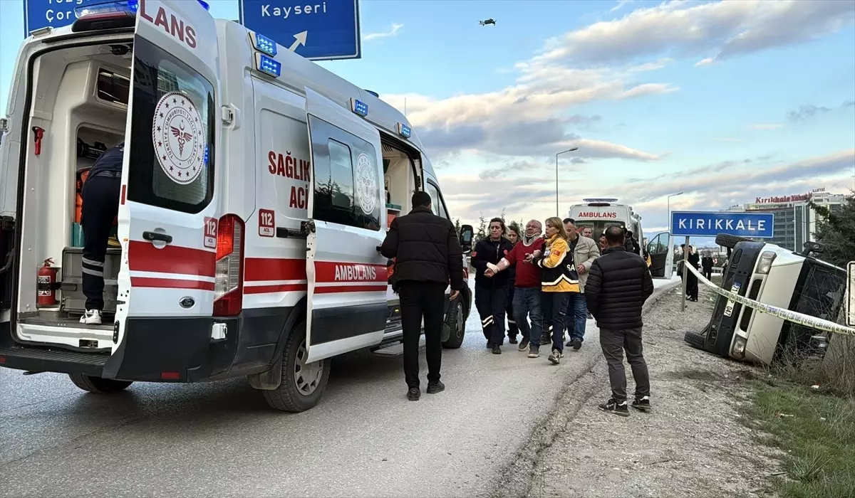 Kırıkkale'de Minibüs Kamyona Çarparak Devrildi: 5 Yaralı