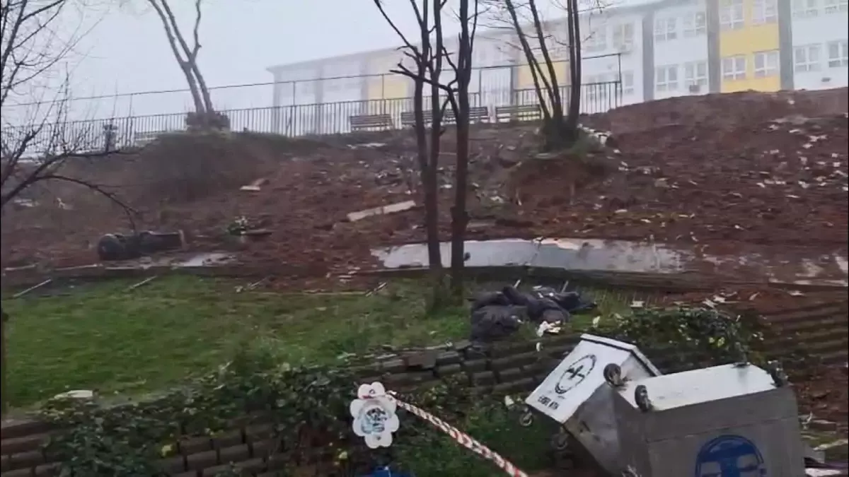 Maltepe'de Şiddetli Yağış Sonrası Okul İstinat Duvarı Çöktü, Trafik Güvenliği Tehlikeye Girdi