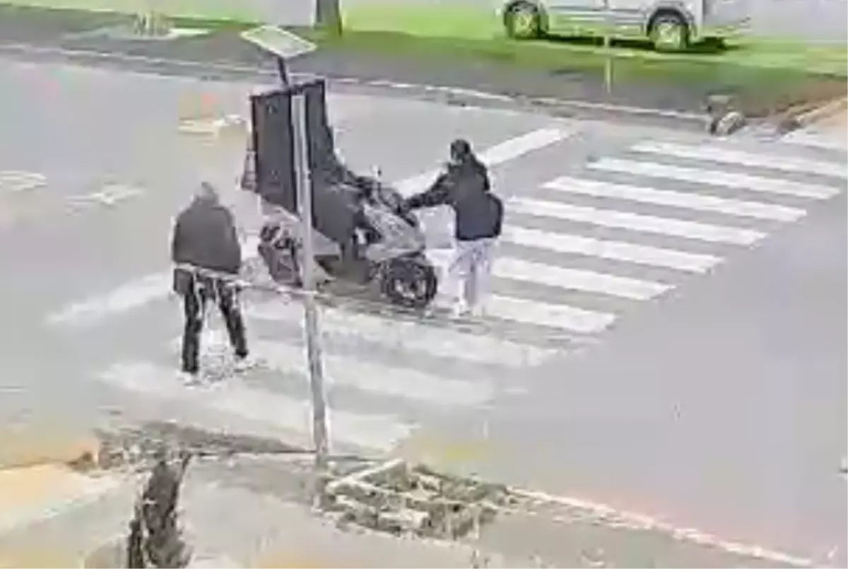 Mersin Yenişehir'de Motokurye, Yaya Geçidinde Kız Çocuğuna Çarptı