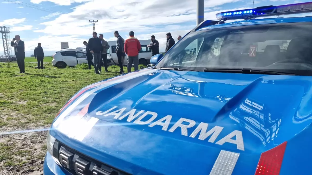 Diyarbakır'da Öğrenci Servisi ve Otomobil Çarpıştı: 13 Yaralı