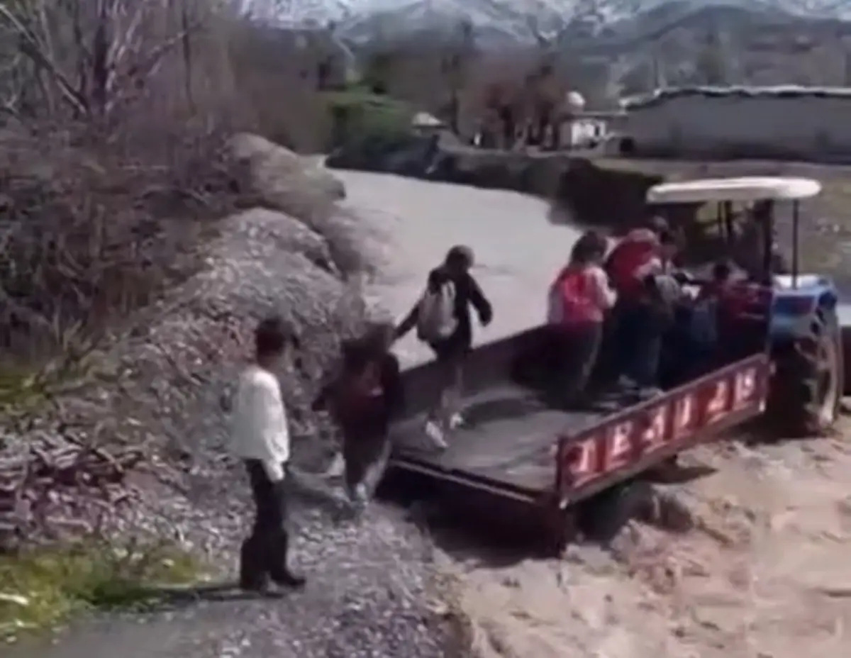 Silopi'de Sel Sularını Aşmak İçin Traktörle Kurtarma Operasyonu