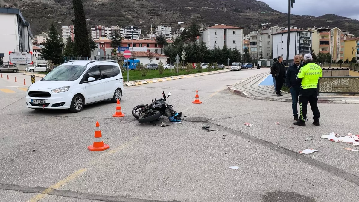 Tokat'ta Motosiklet ve Otomobil Çarpışması: 2 Kişi Ağır Yaralı