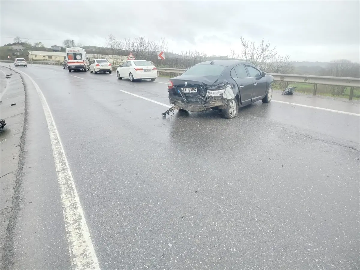 Kaynarca’da 17 Yaşındaki Yolcu Hafif Yaralı Oldu: Otomobil Bariyere Çarptı