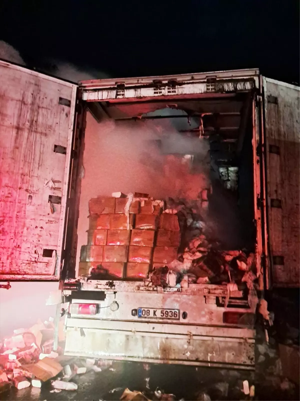 Şanlıurfa Siverek’te Peçete Yüklü Tırda Çıkan Yangın Kontrol Altına Alındı