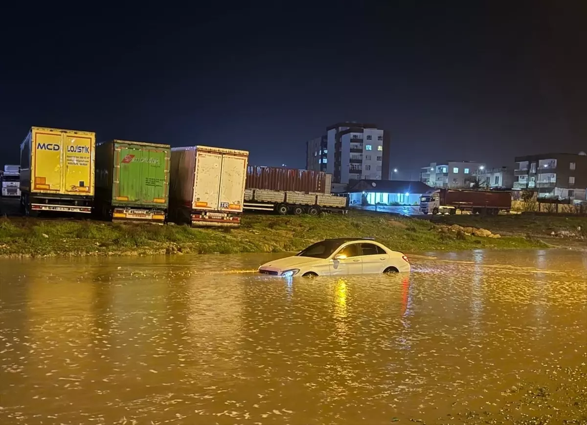 Cizre'de Şiddetli Sağanak Sonrası Araçlarda Mahsur Kalanlar İtfaiye Ekibiyle Kurtarıldı