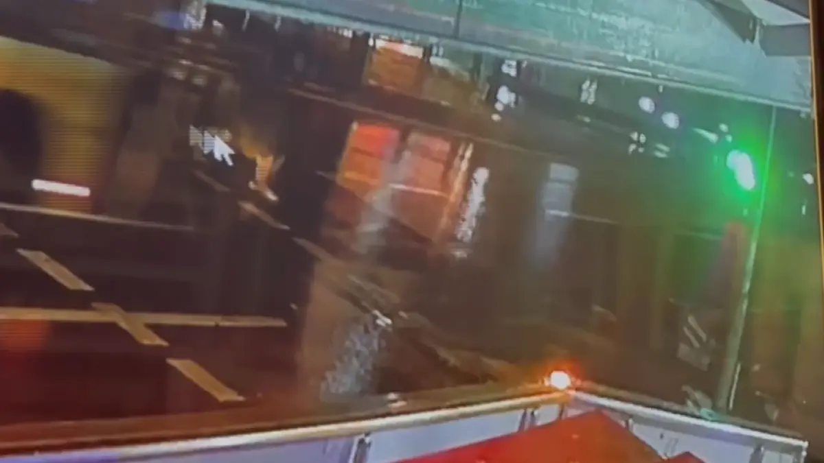 Üsküdar’da Kırmızı Işıkta Yaya ve Otobüs Çarpışması: Yaralı Hastaneye Kaldırıldı