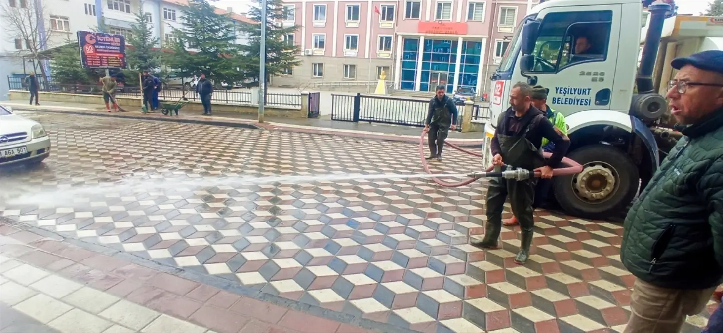Yeşilyurt’ta Kış Sonrası Cadde ve Kaldırımlar Temizlendi