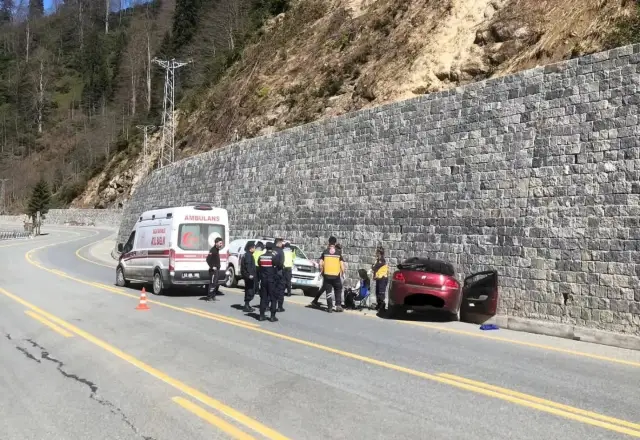 Kazadan sonra yol kenarında kalan araç