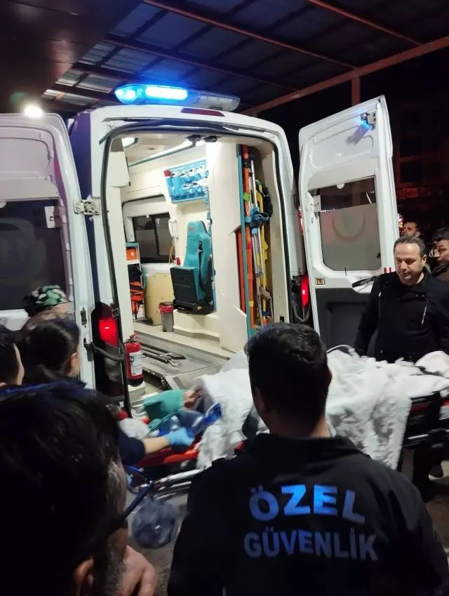 Kaza yerinde toplanan kalabalık