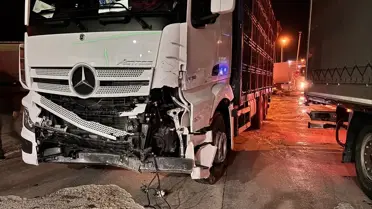 Kaza sonrası sinirli yolculuk yapan araçlar