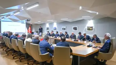 Bakan Ersoy turizm toplantısında konuşma yapıyor