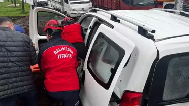 Balıkesir Altıeylül'de Hafif Ticari Araç ve Otomobil Çarpıştı, Sürücü İtfaiye Tarafından Kurtarıldı