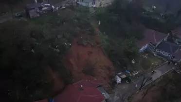 Toprak kayması sonrası hasar gören ev ve araç