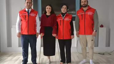 Protez bacakla yürüyen öğrenci