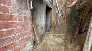 Kurtarma ekipleri toprak kayması bölgesinde çalışıyor