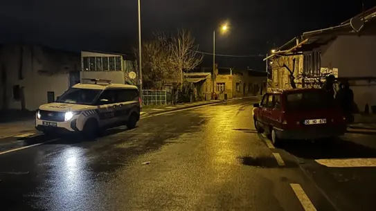 Polis memurları tarafından tutuklanan sürücü