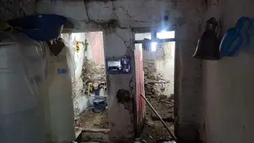 Hasarlı evin ön görünümü