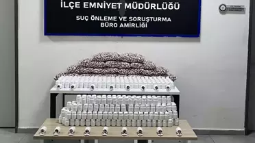 Ele geçirilen sentetik hapların yakın plan görüntüsü