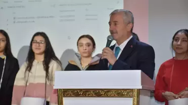 Geri dönüşüm enstrümanlarıyla sahne alan gençler